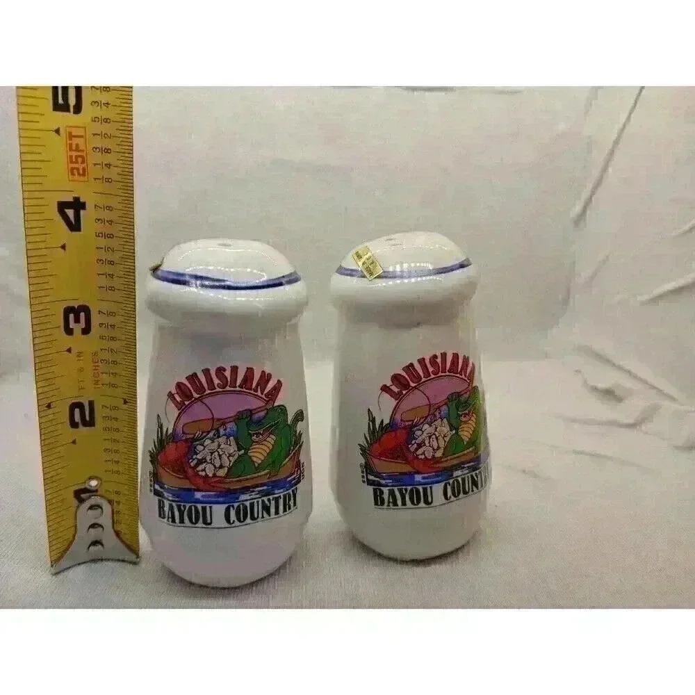 Vtg Louisiana Bayou Salt and pepper shakers Souvenir Collectable Kitchen Decor